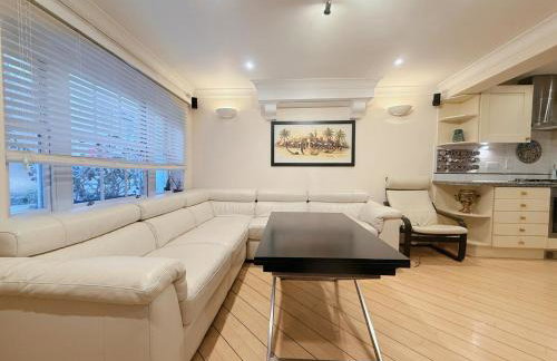 Elegant 4-Story Townhouse Near Victoria Station - Foto 2