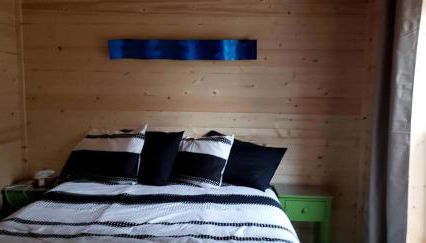 One Bedroom Log Cabin for Family and Pet Friendly Glamping in Pipe Creek, Texas - Foto 4