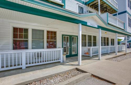 Gorgeous Onekama Condo with Pool and Lake Access! - Foto 21