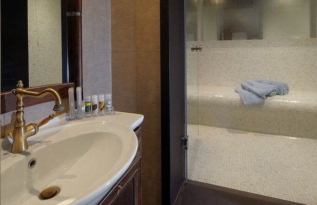 Iakovakis Suites & Spa - Photo 32