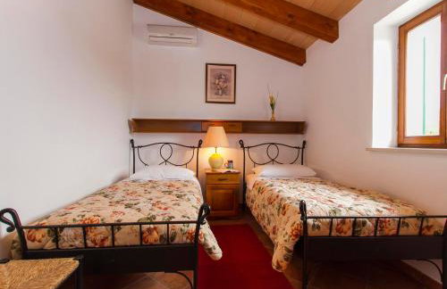 Elegant 4-Bedroom Villa with Private Pool and Amazing Sea Views - Photo 21