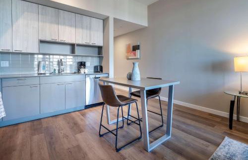 Spacious Harbor Apt with Balcony - Foto 18