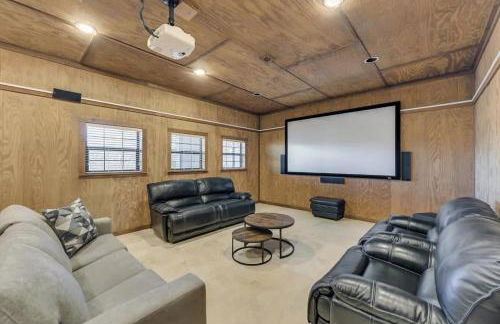 Spacious Ranch Style Home w Cinema Room - Foto 17