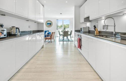 Modern 2 Bedroom with Superking Bed & Balcony views Near Wembley - Foto 7