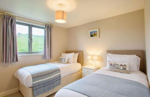 Beautiful Seaside Holiday Home - Photo 8