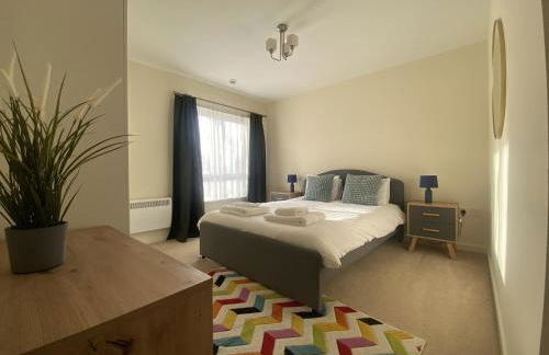 2-Bedroom Apartment with Balcony & Parking in Central Woking - Foto 2