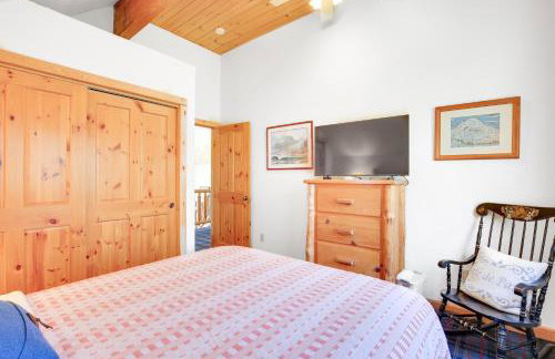 Peaceful Rhododendron Cabin with Fire Pit and Hot Tub! - Foto 20