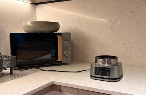 Luxury Private Room with Living Area Wembley Stadium View - Photo 29