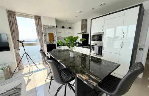 Luxury Waterfront Apartment With Panoramic View - Photo 3