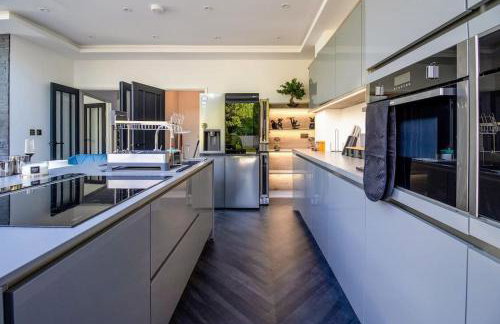 Luxury 4-Bedroom High-End Home, Includes Jacuzzi and Pool Table - Foto 18