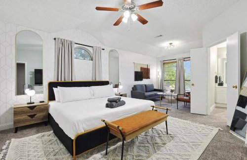 Modern Comforts & Classic Charm w Pool 5BD - Foto 18