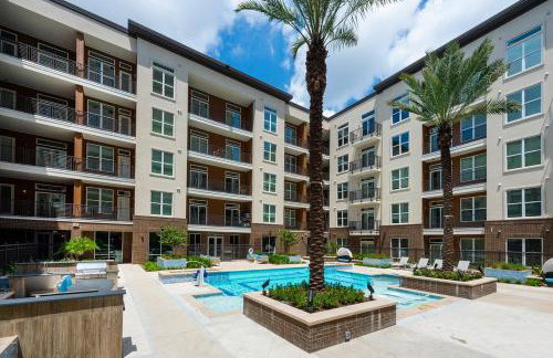 Downtown Modern Elegance Suite with Free Parking, Pool, WIFI and a King Bed - Foto 16