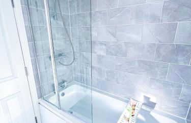 City Centre house for Family, Group & Contractor Stay - Sleeps Upto 9 Guests with Free Parking - Foto 80