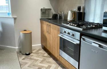 Compact Modern Apartment Single Person or Couple Only - Photo 5