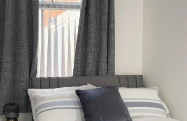 'The Elegant Comfort' - A Stunning Luxury 2-Bed Flat with Private Garden & Patio - Free Parking - Photo 15