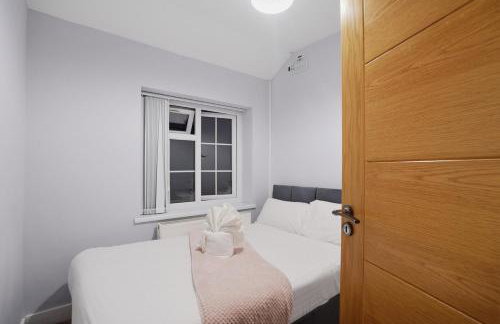 Spacious Modern 4BR Home 2 Luxury Bathrooms Private Parking Near M54, M6, JLR & WV1 - Foto 17