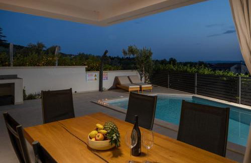 Luxury apartment Marco Polo with a private swimming pool with salt sea water - Foto 14