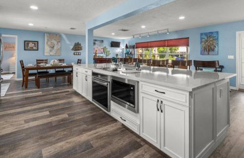 Pirates Den a 4BR Pet-Friendly Waterfront Oasis with Pool, Dock, Personal Water Boats, Fire Pit, Game Room and Bar - Foto 25