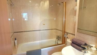 IRTA Sea & Mountain View Terrace - Photo 5, towels, Shower