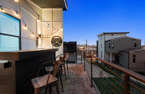 Nash House & Bars of Broadway with Patio Bar and Views! 8min Downtown! Sleeps 12! - Foto 52