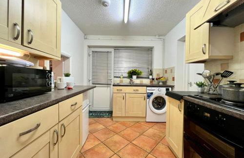 J&J stays 5 bedroom detached house in Peterborough with parking - Photo 45