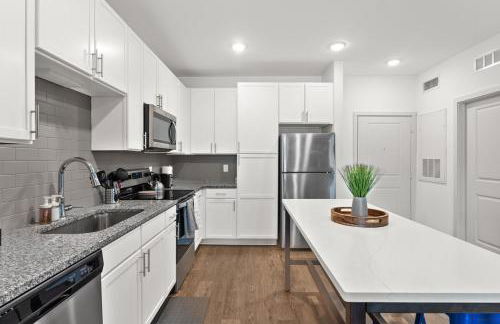 Trendy 1BR Apt with King Bed Pool Gym and Close to Beach - Foto 19