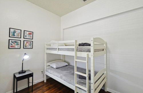 Deluxe Poolside Home, Modern 5BR with Gaming Room - Foto 32