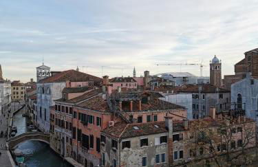 Large Three-bedroom Apartment with Canal View in Cannaregio - Foto 15