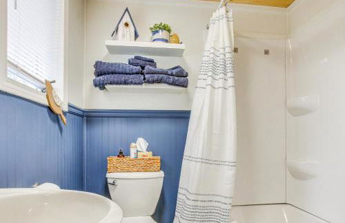 Cozy Wellston Cabin - Walk to Crystal Lake! - Foto 14