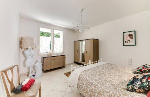 Campus House - Photo 9