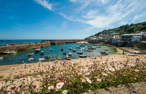 Honeysuckle Cottage by The Sea - Photo 1