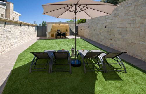 TWIN'S HOME LUXURY SUITES - Photo 26