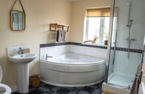 Spacious Family Home Minutes from the Beach - Foto 22