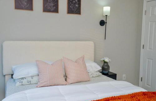 Uptown LUXE Retreat with Parking & Walk to City Center - Foto 32