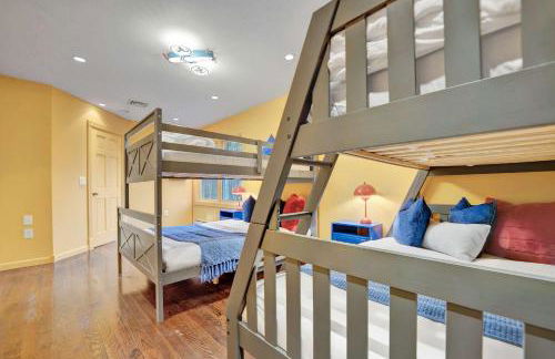 Lux Retreat with Indoor Swim Spa Game Lounge Theater Hot Tub Sauna - Foto 45