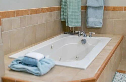 Sunset Cove Lakefront Luxury Lodge with Private Dock - Foto 26