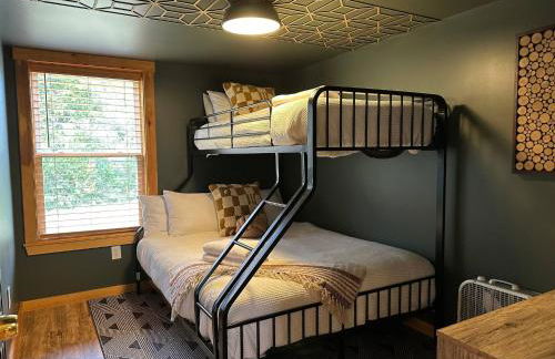 The Chalet - Spacious 7 bedroom near Sugarloaf, on Snowmobile and UTV trails, Hiking, Golf and Flagstaff Lake across the street - Foto 49