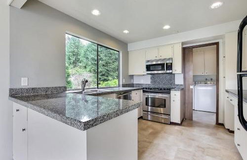 PNW MCM 155ft Private Waterfront Gem on Raft Island with Hot Tub - Foto 9