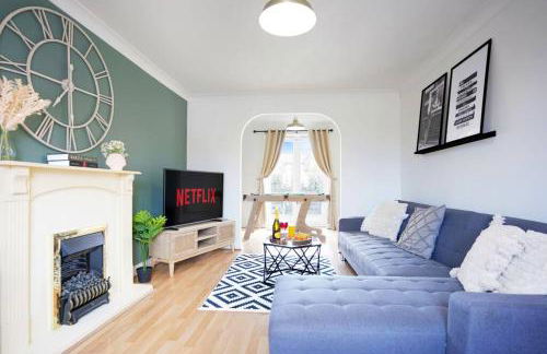 Grange House with Free Parking, Garden, Superfast Wifi and Smart TVs with Netflix by Yoko Property - Photo 15