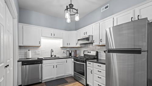 Main Street Balcony Apartment For up to 8 guests! - Foto 2