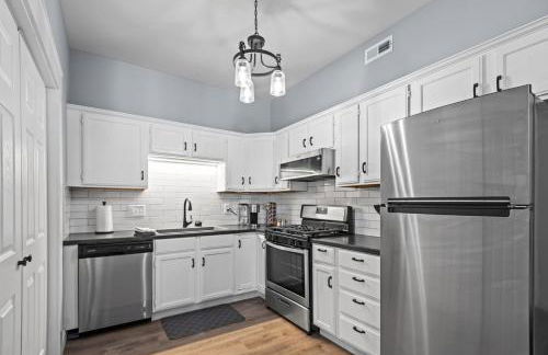 Main Street Balcony Apartment For up to 8 guests! - Foto 2