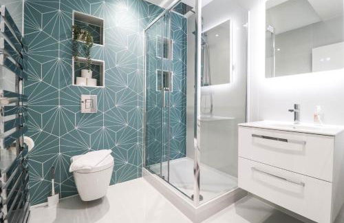 The Booker Retreat - Bright 1BR Top Floor Apt with Free Secure Underground Parking - Foto 45