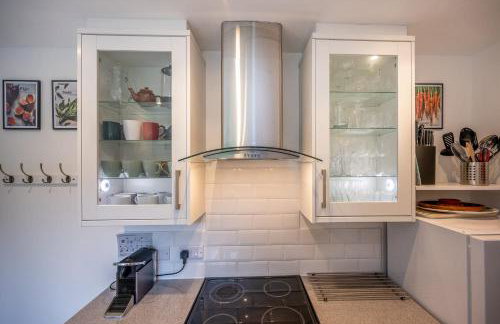 Splendid House Great Location to WAVE Surf & South West Water Park - Super Garden By STAE-Homes - Foto 19