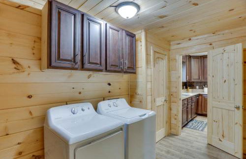 Mtn-View Gem Flat Rock Retreat with Deck and Grill! - Foto 10