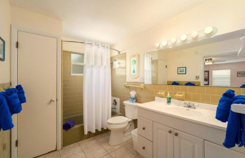 Waterfront Beach House with Dock & Heated Pool - Foto 21