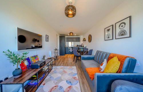 Stylish City Apartment with Juliette Balcony, Retro Games & Fast WiFi - Foto 4