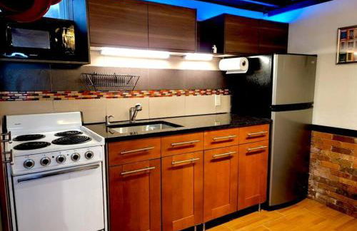 Live in this iconic East Side lower level unit - Foto 8