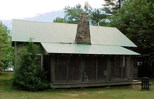 Nestled Camping Cabin Rental Overlooking Lake near Glens Falls, New York - Foto 3