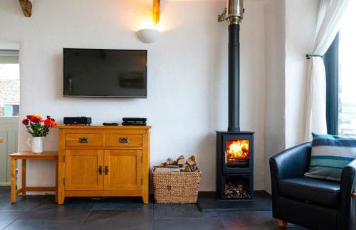 The Dairy, Treathro Farm - Rural, sea views, woodburner - Photo 6