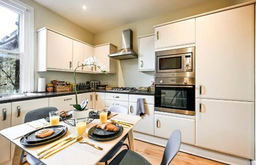 Modern 2BR Apartment for Contractors, Balcony & Fast Wi-Fi, W6 - Foto 12